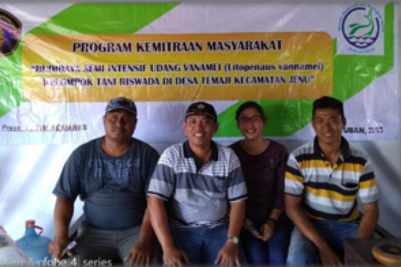 Dr. Ir. Mohammad Mahmudi, M.S (ketua) dan Nanik Retno Buwono, S.Pi, MP (anggota) melakukan program pengabdian masyarakat di Desa Temaji Kecamatan Jenu Kabupaten Tuban Jawa Timur.